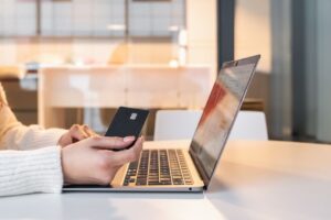 Como utilizar seu cartão de crédito de forma estratégica para evitar dívidas e maximizar benefícios