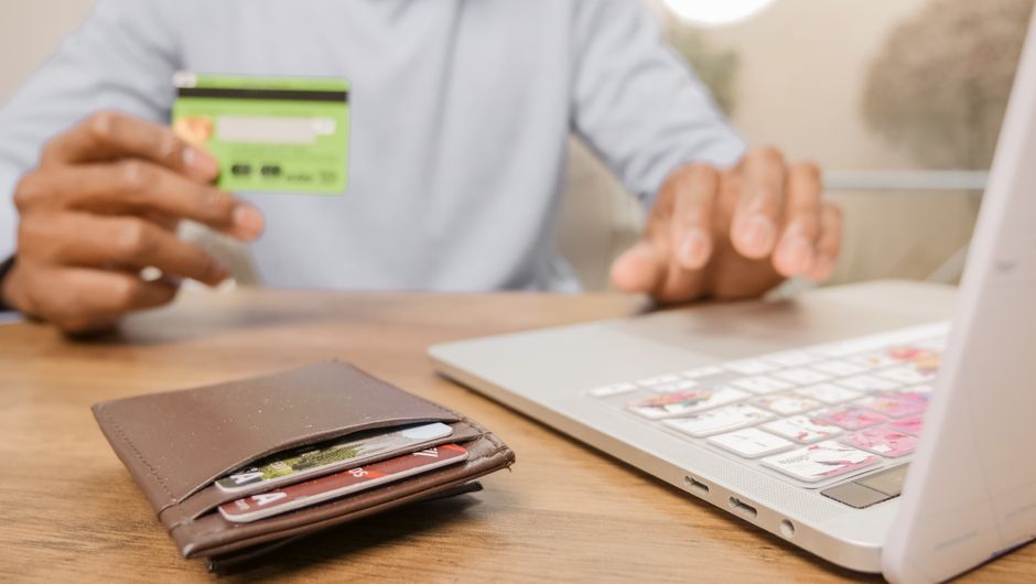 Saque-aniversário ou saque-rescisão: qual modalidade escolher para maximizar seu saldo e quando vale a pena mudar de opção
