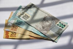 Estratégia avalanche vs bola de neve: qual funciona melhor para quitar dívidas no Brasil e como aplicar passo a passo (planilhas e exemplos reais)