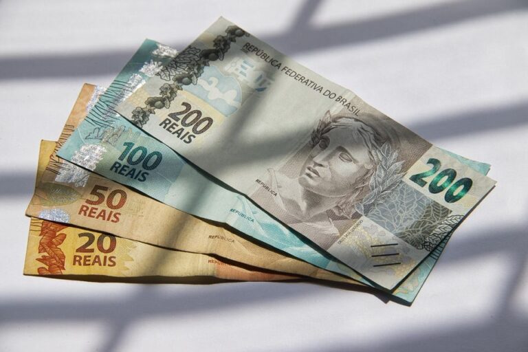 Estratégia avalanche vs bola de neve: qual funciona melhor para quitar dívidas no Brasil e como aplicar passo a passo (planilhas e exemplos reais)
