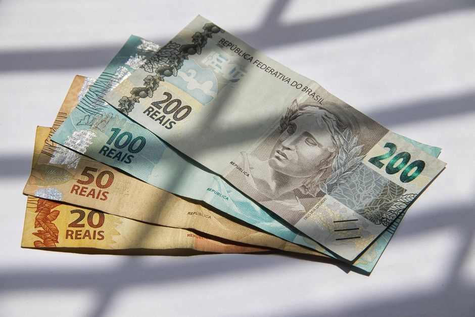 Estratégia avalanche vs bola de neve: qual funciona melhor para quitar dívidas no Brasil e como aplicar passo a passo (planilhas e exemplos reais)